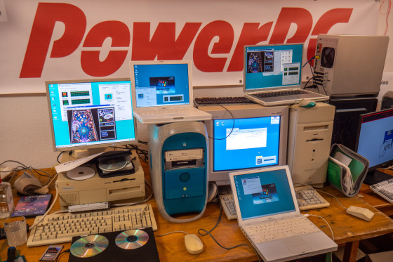 PowerPC stól se skoro šeckými PowerPC mašinami čo sa vtedy dovlíkli. Na volakerých aj Windows NT 4 nainštaluvaný pomocou maciNTosh projektu