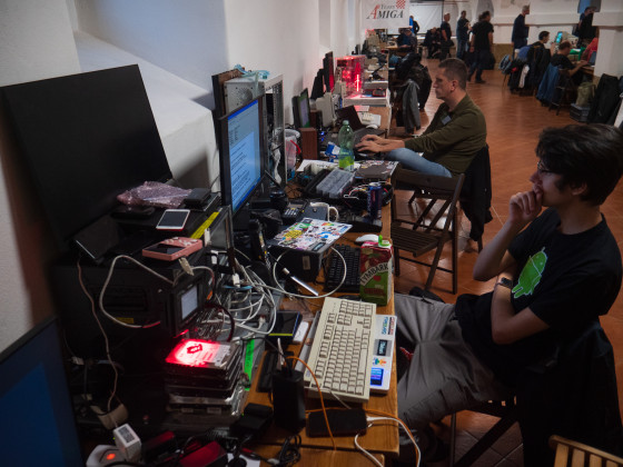 pohľad na skromný setup, otis v pozadí