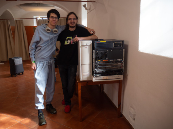 nový hardware pre 370network, dve HP PA-RISC mašiny a jedno Itanium 2!<br /><br />samozrejme ja s Leandrom pri nich, lebo to mosí byť