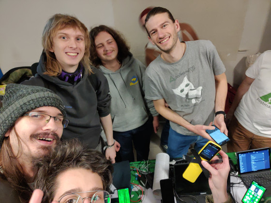 postmarketOSáci (Casey, Luca Weiss), Luka z Lindroid tímu a ja s Leandrom