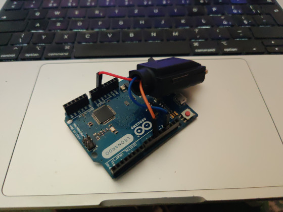 Chobotnica vervaná v Arduine Leonardo, piny sú takto naďalako lebo som póvodne nestel šaškuvať s póvodným nastavením PINov z toho póvodného projektu. Šak to je jedno