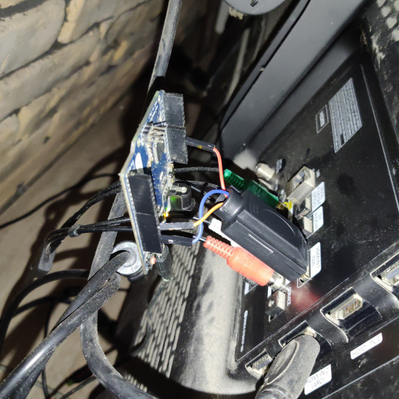 Celá hotová smíšnota pichnutá v HDMI 1 (DVI) porte televízora, Leonardo ide po micro USBčku do volákeho z tých USBček na HPčku