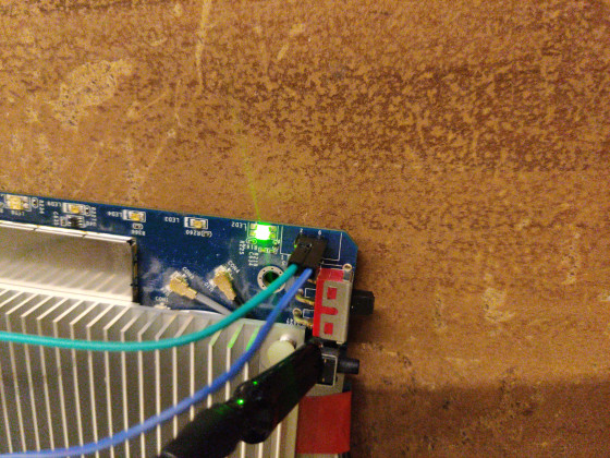 Aha, tu je UART. Prvý pin zem, druhý (cyanový kábel) je RX, tretí (modrý kábel) je TX